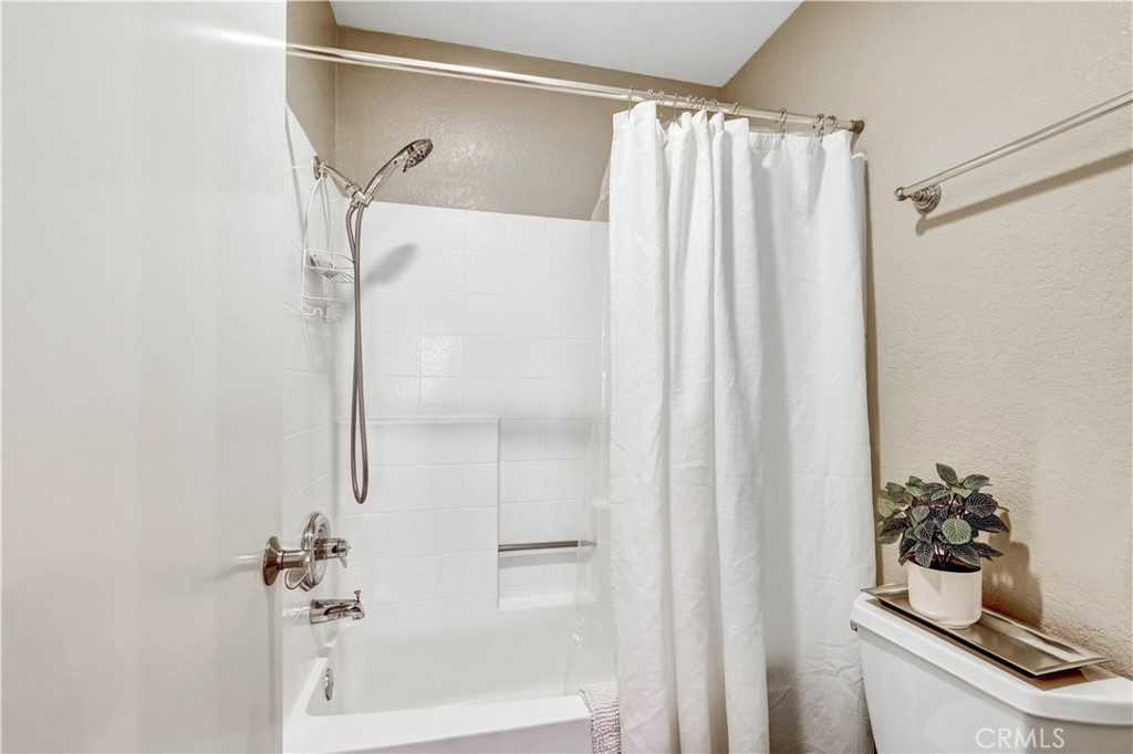 Tub/shower - 129 N Cross Creek, Orange CA 92869 - photo 28
