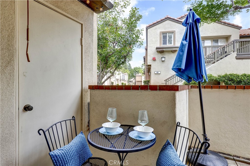 Private patio bistro table and umbrella - 129 N Cross Creek, Orange CA 92869 - photo 32