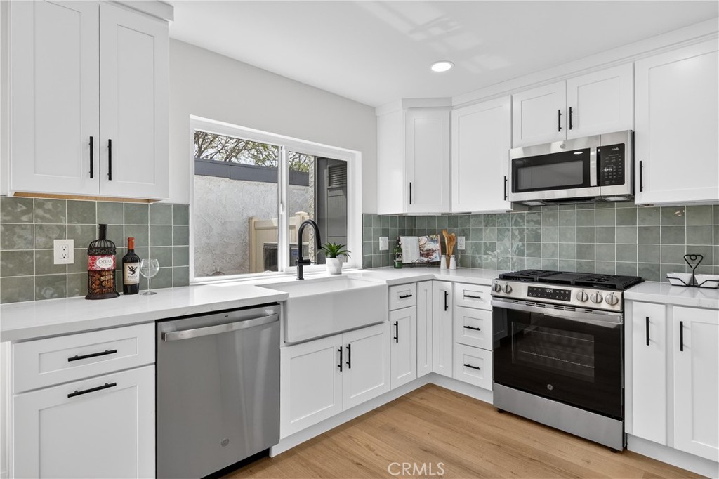 All New Kitchen Light and Bright - 1910 W Palmyra 112, Orange CA 92868 - photo 1