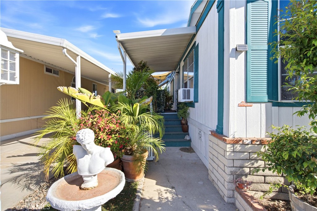 Front Entry - 1925 E La Veta Avenue 49, Orange CA 92866 - photo 4
