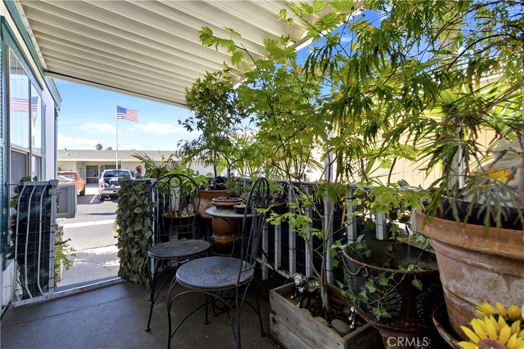 Outdoor patio & garden area - 1925 E La Veta Avenue 49, Orange CA 92866 - photo 5