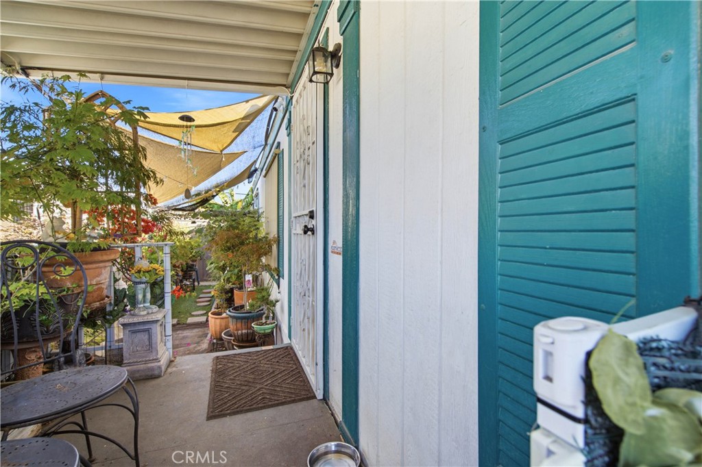 covered porch - 1925 E La Veta Avenue 49, Orange CA 92866 - photo 6