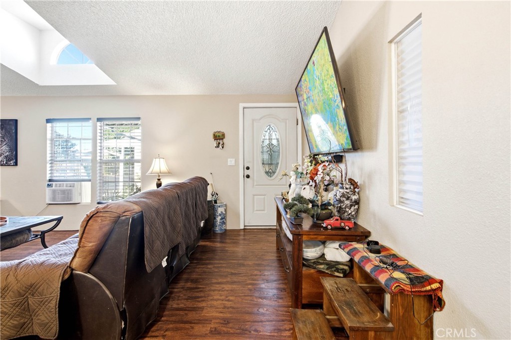 spacious living room - 1925 E La Veta Avenue 49, Orange CA 92866 - photo 7
