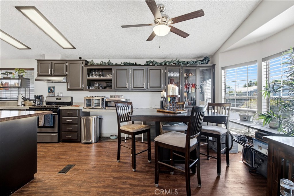 Kitchen with Center Island - 1925 E La Veta Avenue 49, Orange CA 92866 - photo 13