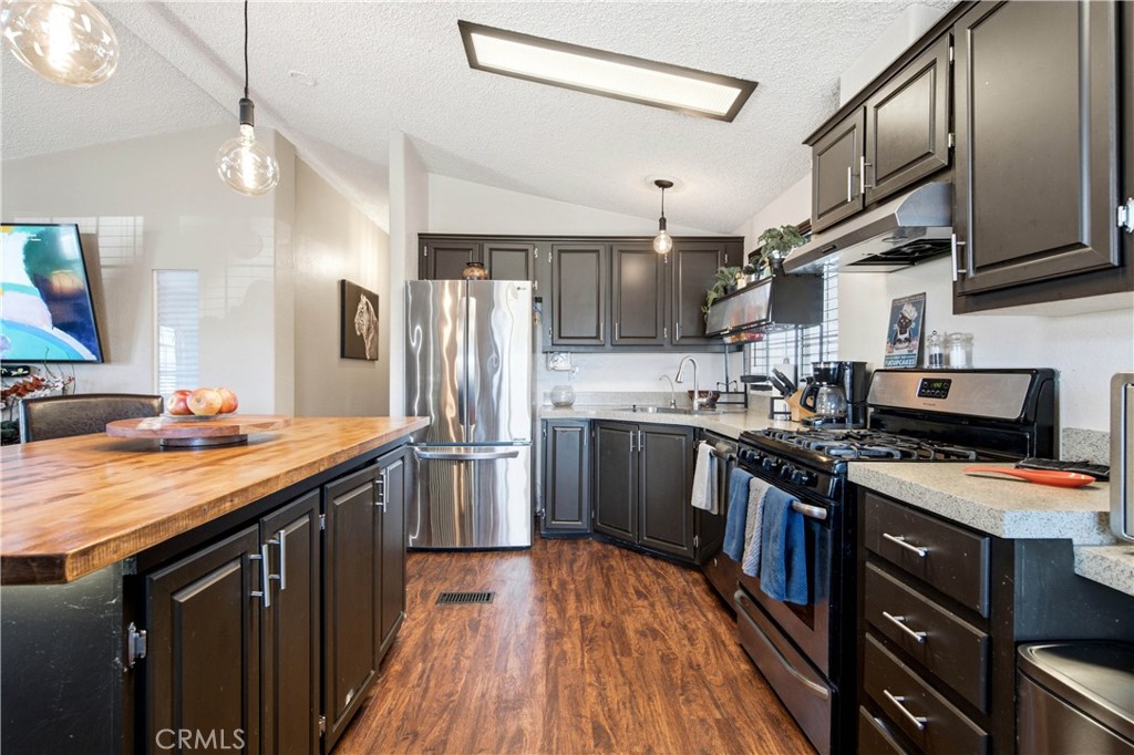Kitchen with Ample Cabinetry - 1925 E La Veta Avenue 49, Orange CA 92866 - photo 15