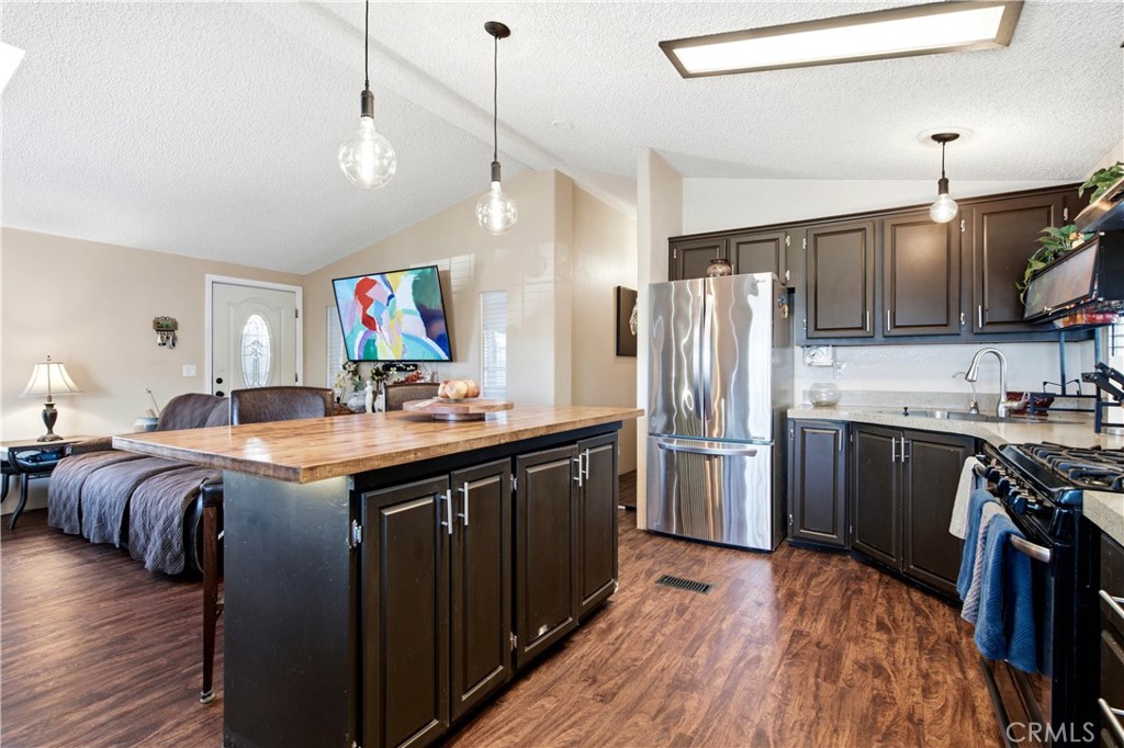 Kitchen & Center Island - 1925 E La Veta Avenue 49, Orange CA 92866 - photo 16
