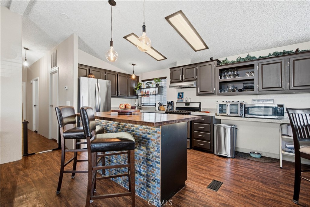 different angle kitchen & island - 1925 E La Veta Avenue 49, Orange CA 92866 - photo 17