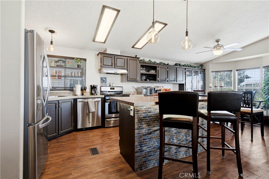 Kitchen Island with Seating Area - 1925 E La Veta Avenue 49, Orange CA 92866 - photo 19