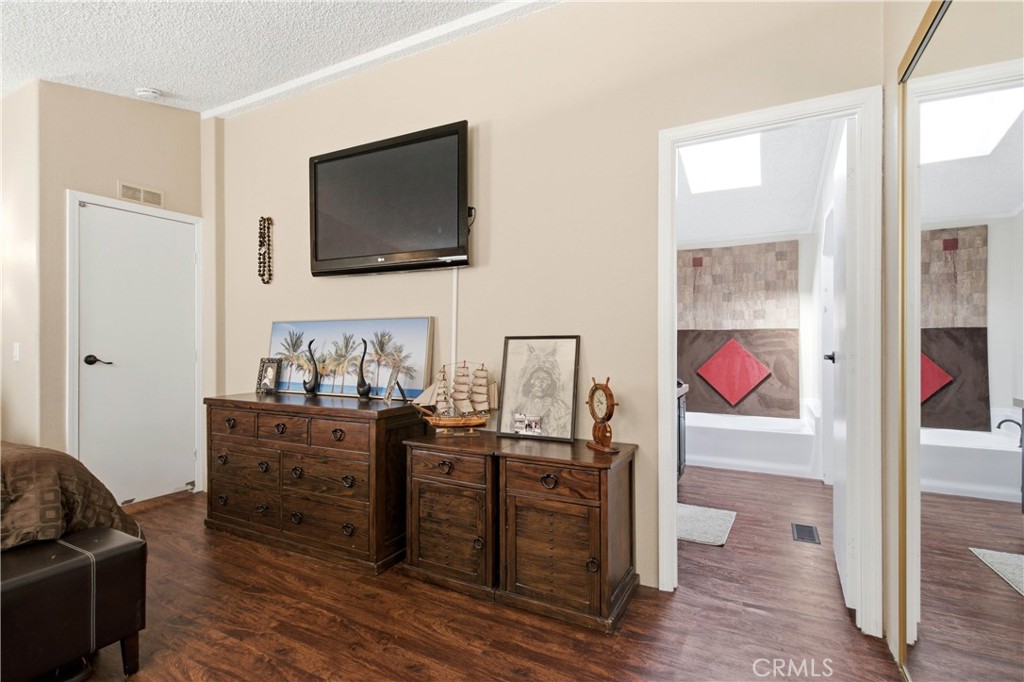 Primary bedroom & en suite bath - 1925 E La Veta Avenue 49, Orange CA 92866 - photo 26