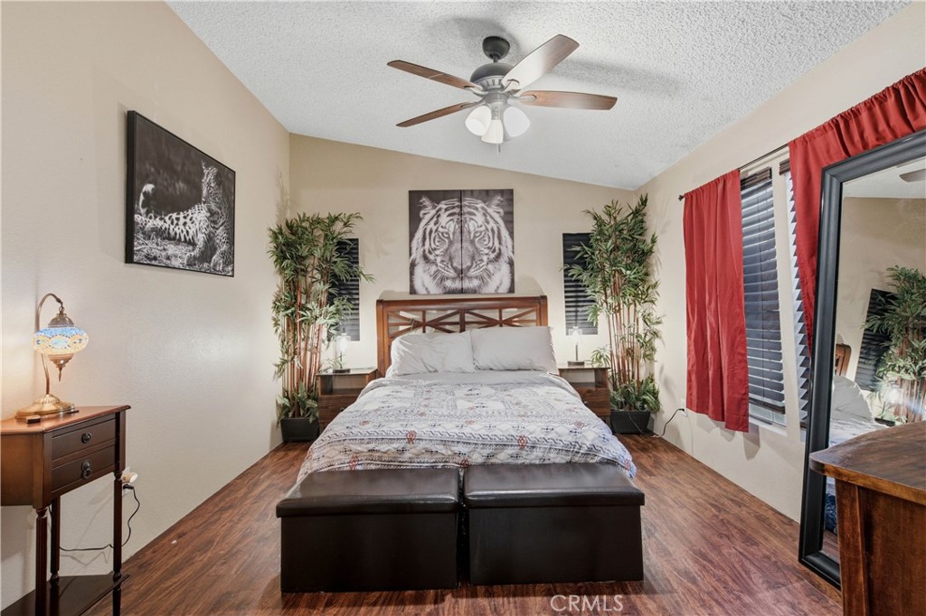 second bedroom /angle - 1925 E La Veta Avenue 49, Orange CA 92866 - photo 35