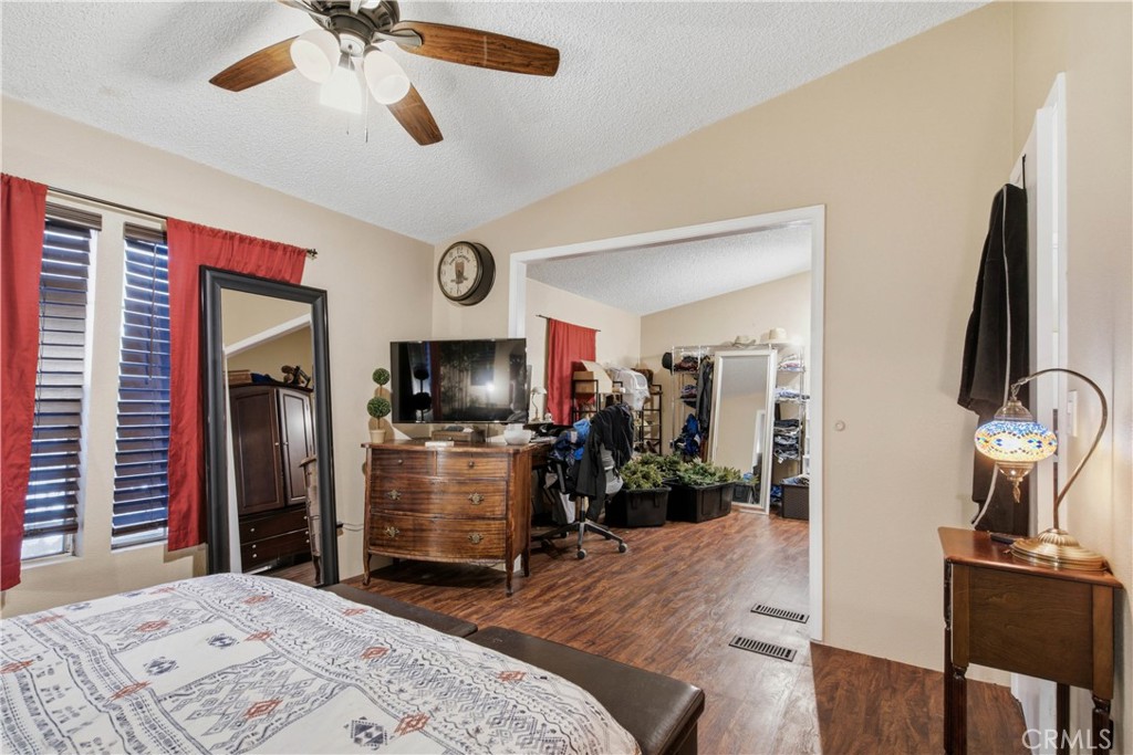 second bedroom/opening den - 1925 E La Veta Avenue 49, Orange CA 92866 - photo 36