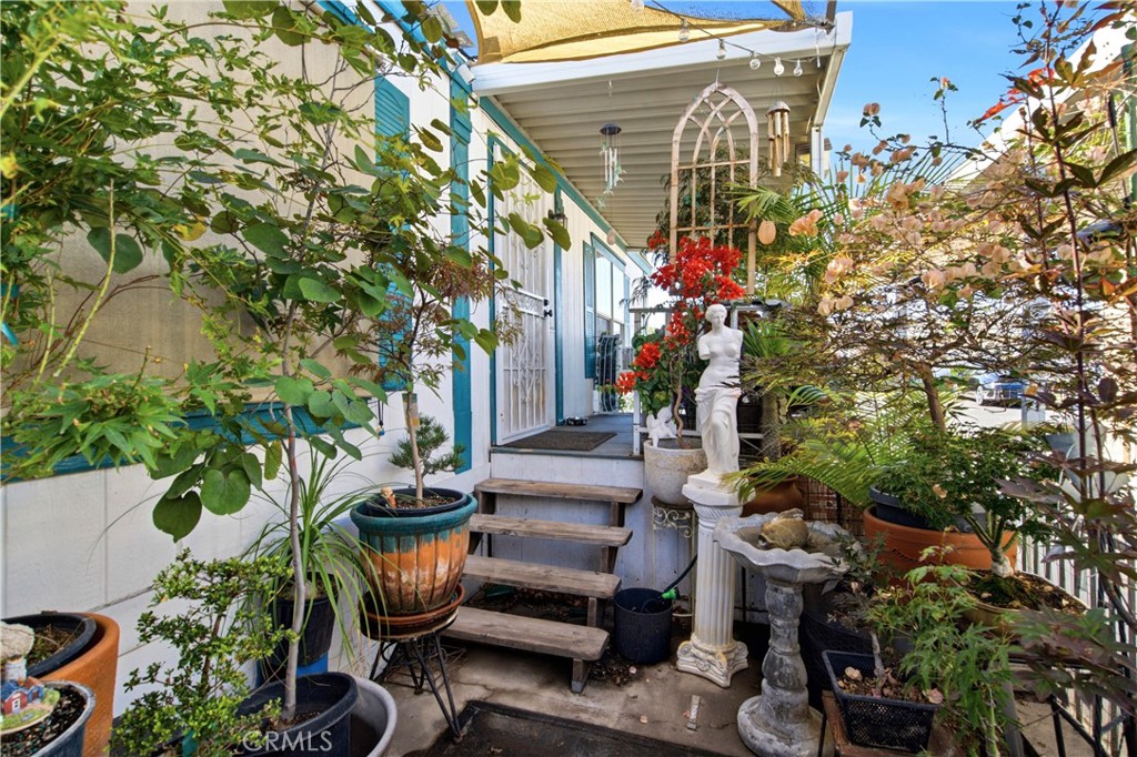front porch & garden - 1925 E La Veta Avenue 49, Orange CA 92866 - photo 38