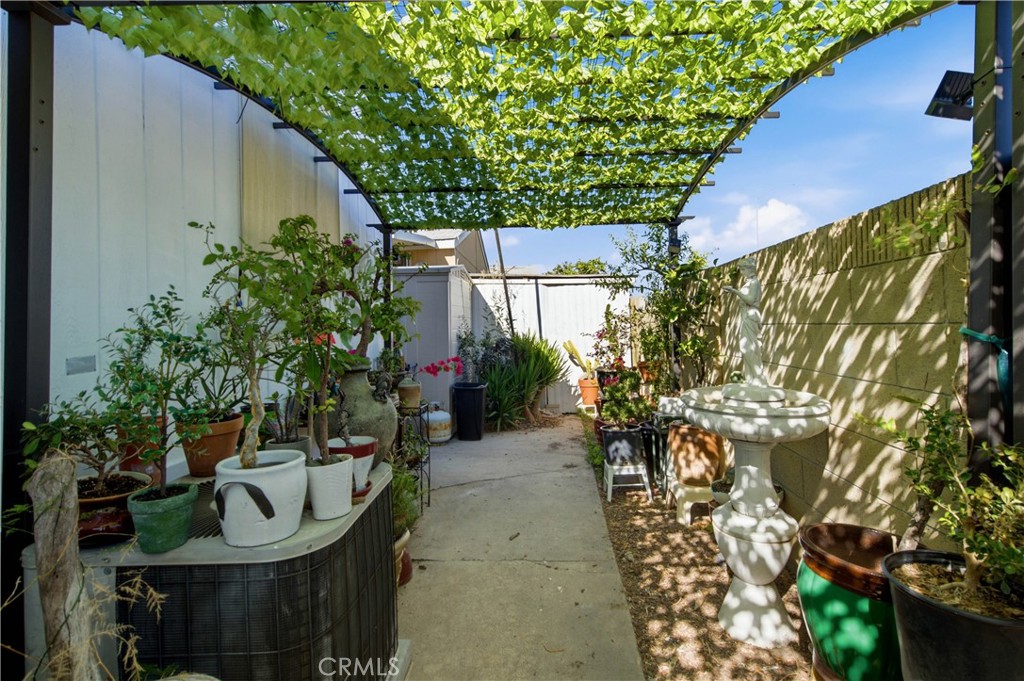 covered outdoor garden area - 1925 E La Veta Avenue 49, Orange CA 92866 - photo 41