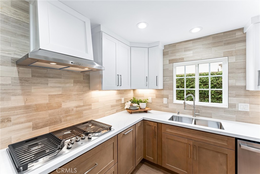 Kitchen 5-Burner Gas Stove - 1972 N Fern Street, Orange CA 92867 - photo 8