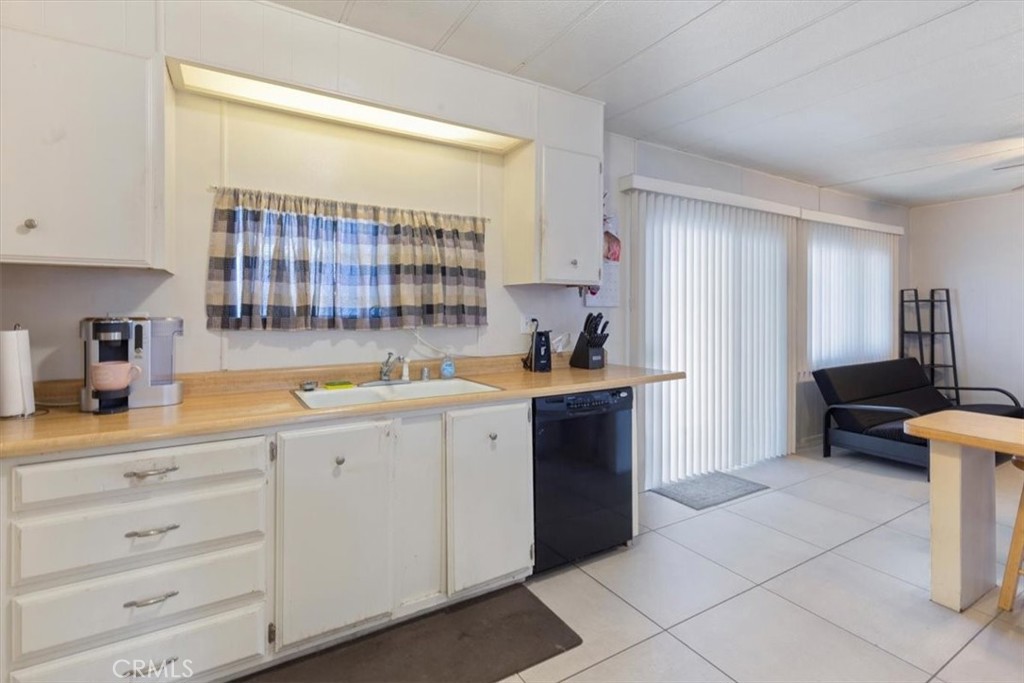 Kitchen with Ample Counter Space - 300 N Rampart 195, Orange CA 92868 - photo 4