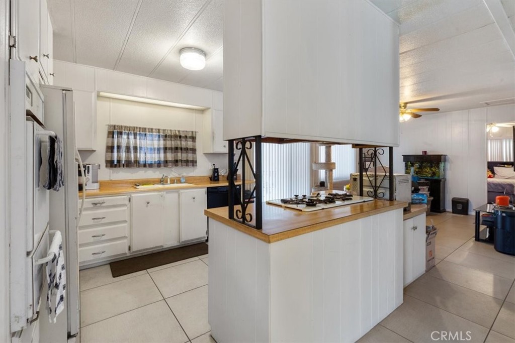Kitchen with Open Layout - 300 N Rampart 195, Orange CA 92868 - photo 6