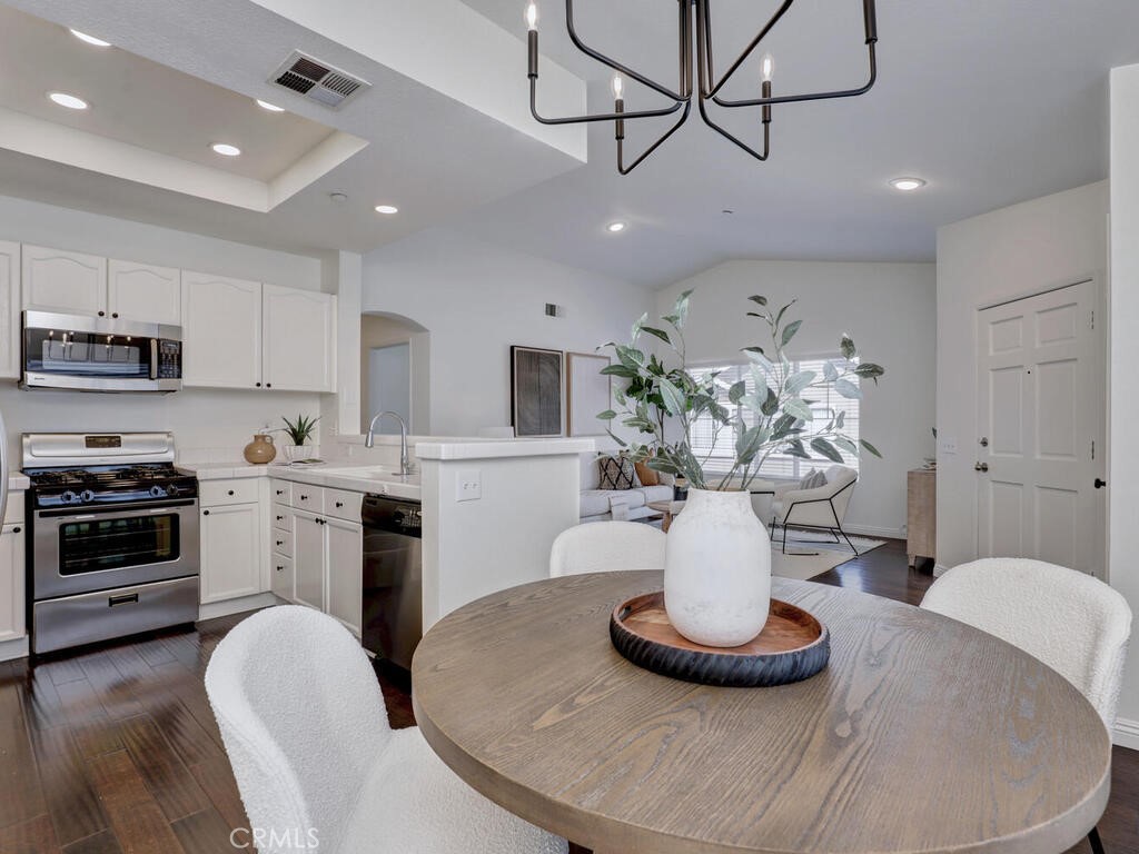 Light & Bright Open Floor Plan - 3422 E Salisbury Circle F, Orange CA 92869 - photo 1
