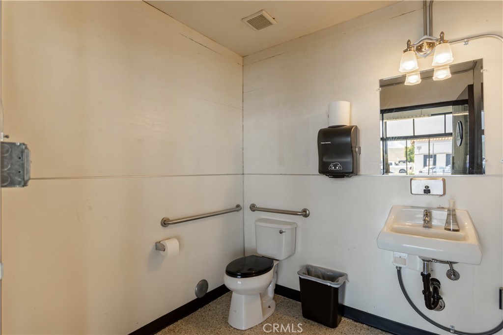 402 Chapman W 402, Orange CA 92866 - photo 17