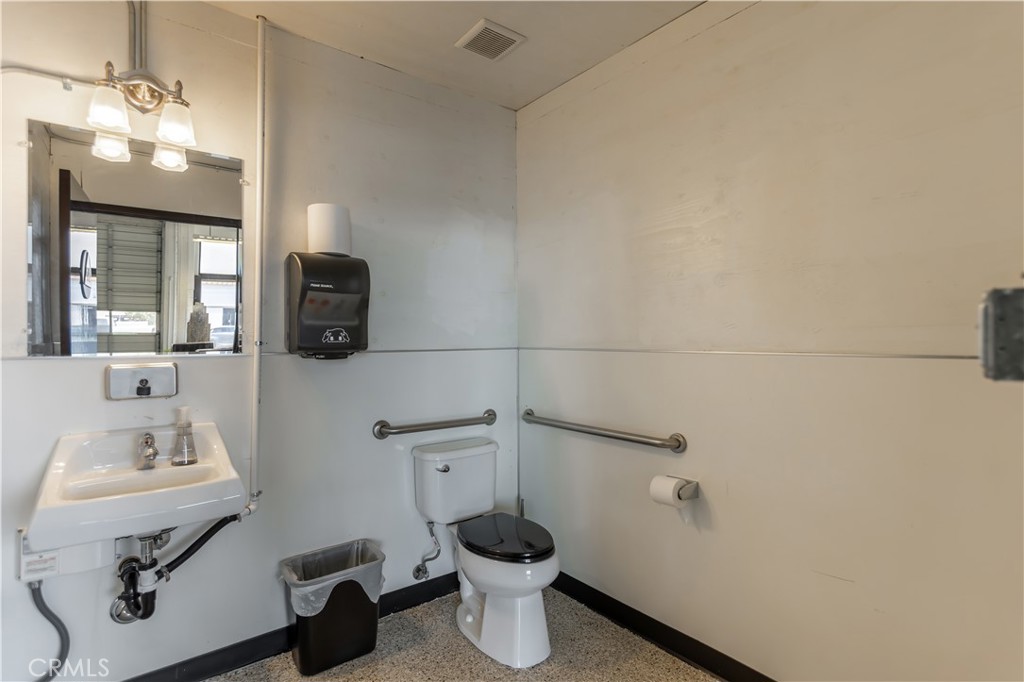 402 Chapman W 402, Orange CA 92866 - photo 18