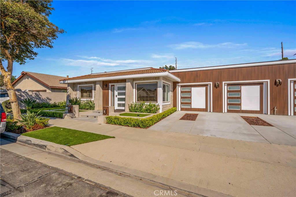 483 S Pine, Orange CA 92866 - photo 1