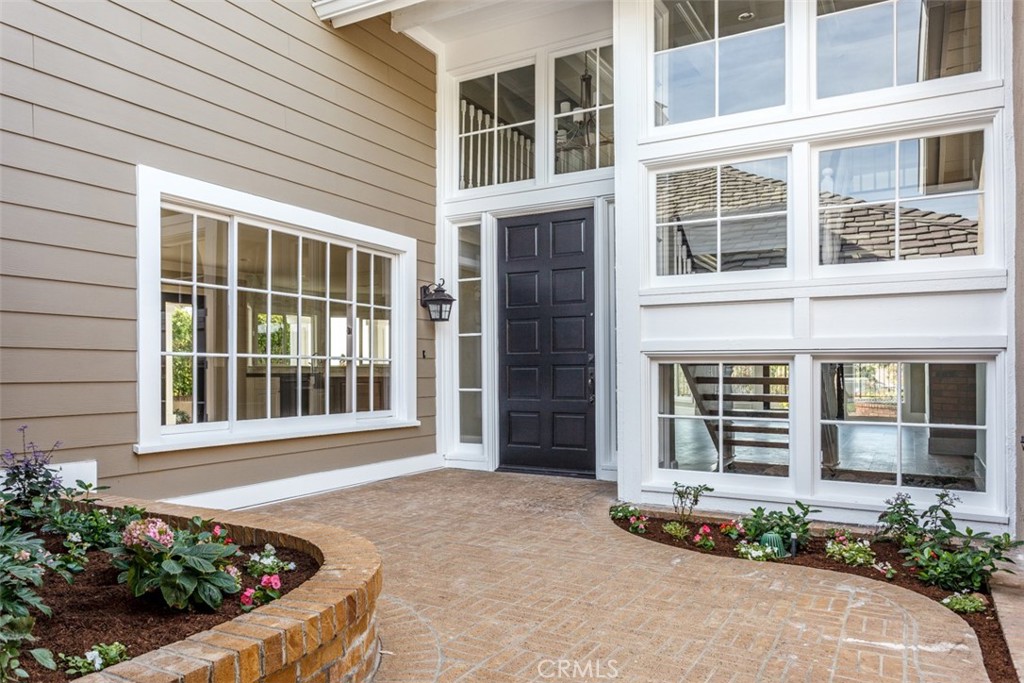 5515 E Crest De Ville Avenue E, Orange CA 92867 - photo 1