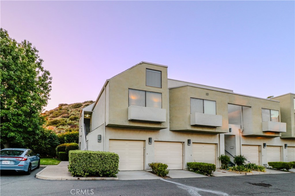 End Unit with 1 Car Garage - 5744 E Creekside 21, Orange CA 92869 - photo 3