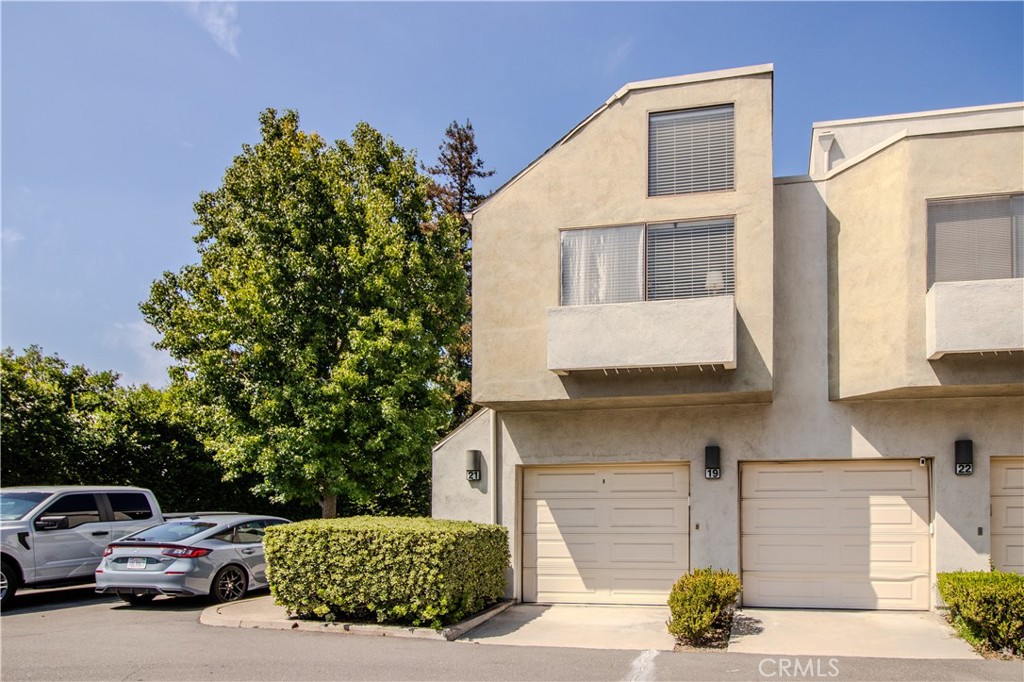 End Unit with 1 Car Garage - 5744 E Creekside 21, Orange CA 92869 - photo 4