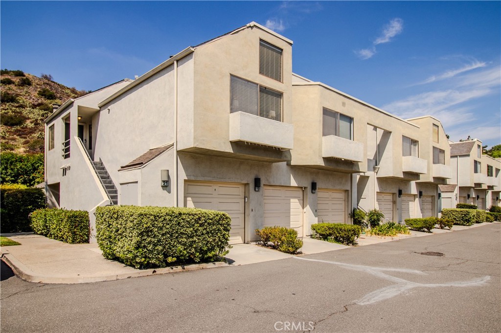 End Unit with 1 Car Garage - 5744 E Creekside 21, Orange CA 92869 - photo 5