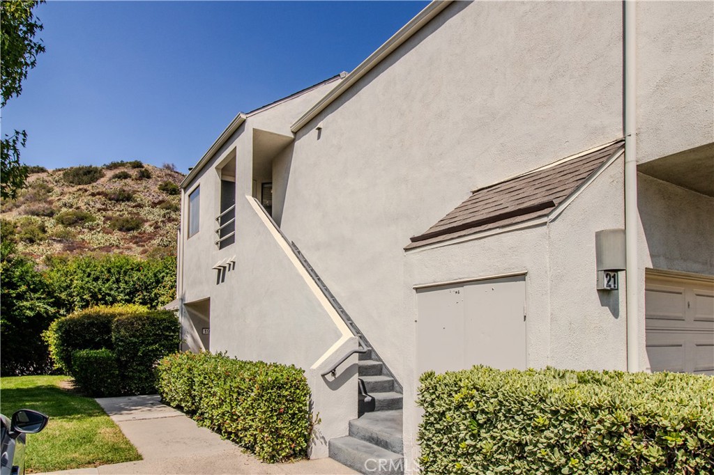 Side with Entrance - 5744 E Creekside 21, Orange CA 92869 - photo 7