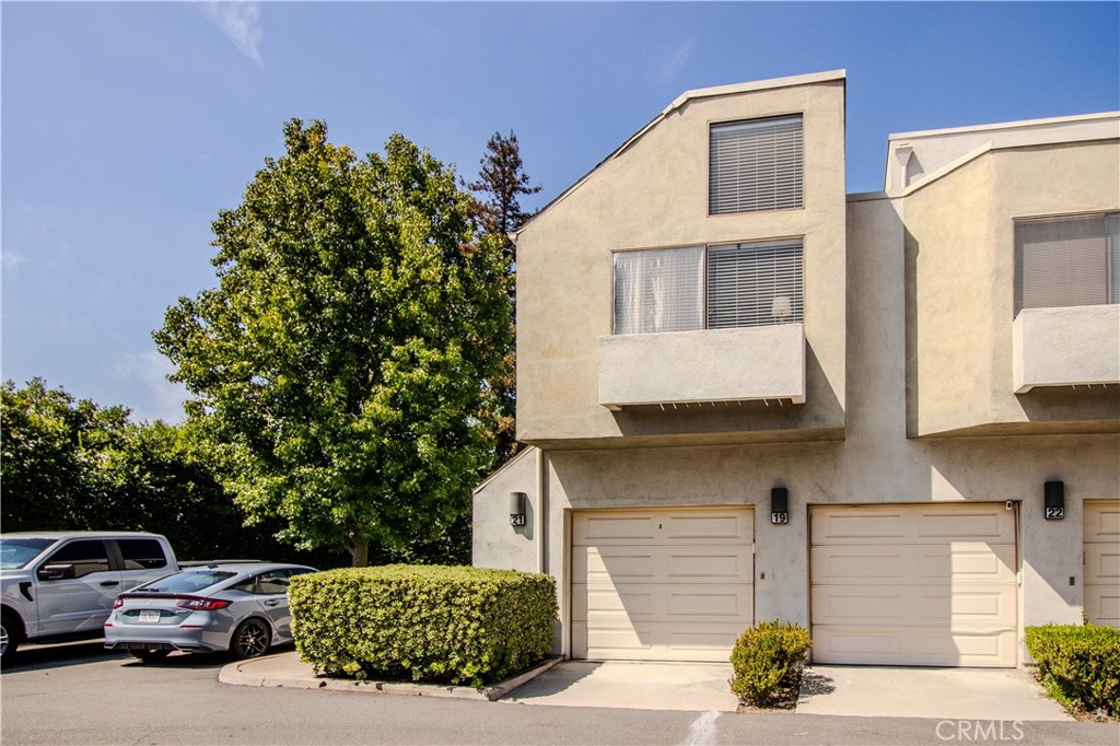 End Unit with 1 Car Garage - 5744 E Creekside 21, Orange CA 92869 - photo 32