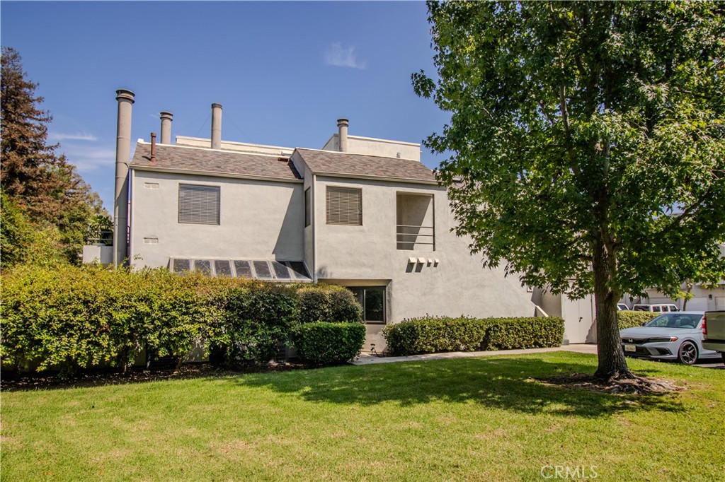 Side with Enterance - 5744 E Creekside 21, Orange CA 92869 - photo 34