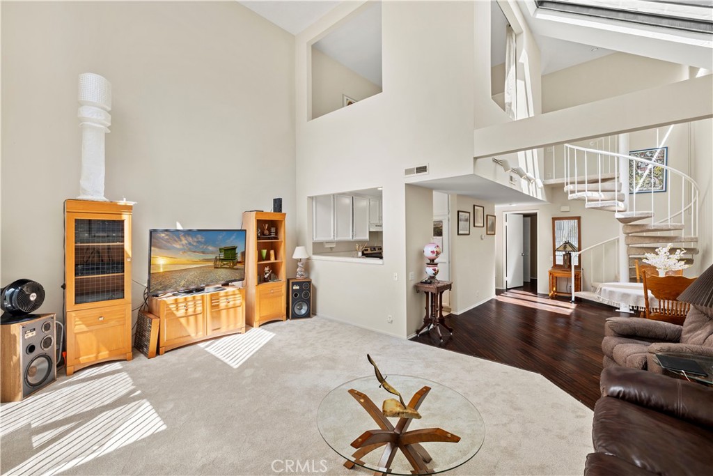 Spacious floor plan, 2-story vaulted cielings - 5744 E Creekside 57, Orange CA 92869 - photo 1