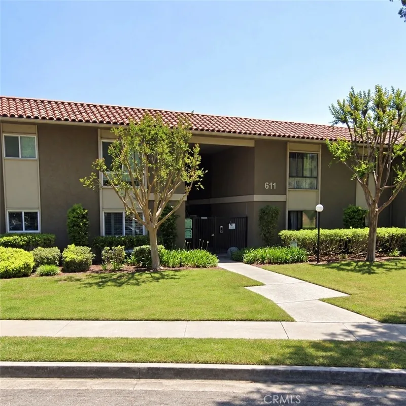 611 S La Veta Park 127, Orange, CA 92868