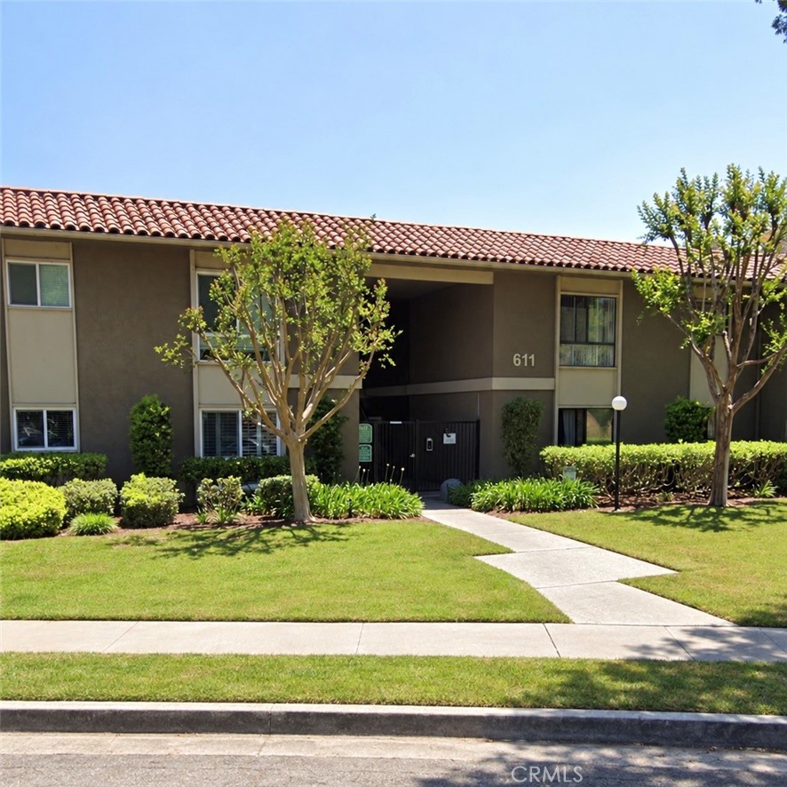 611 S La Veta Park 127, Orange CA 92868 - photo 1