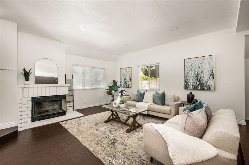 Living room with fireplace - 621 W Fletcher 24, Orange CA 92865 - photo 7