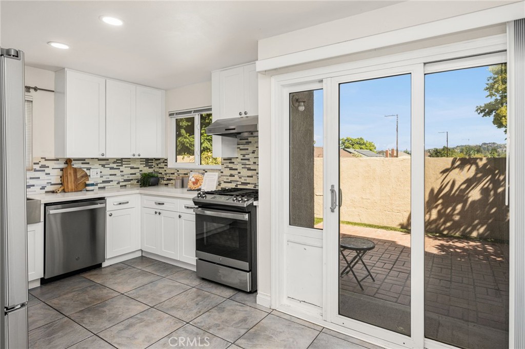 Kitchen with slider to patio - 621 W Fletcher 24, Orange CA 92865 - photo 17