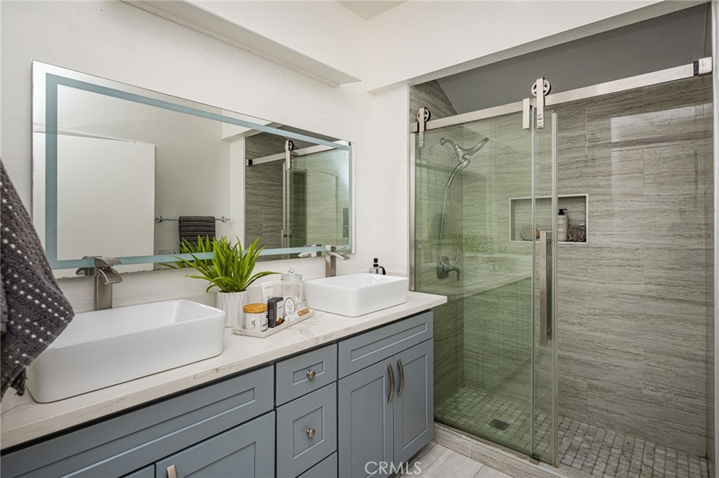 Primary bathroom with walk-in shower - 621 W Fletcher 24, Orange CA 92865 - photo 35