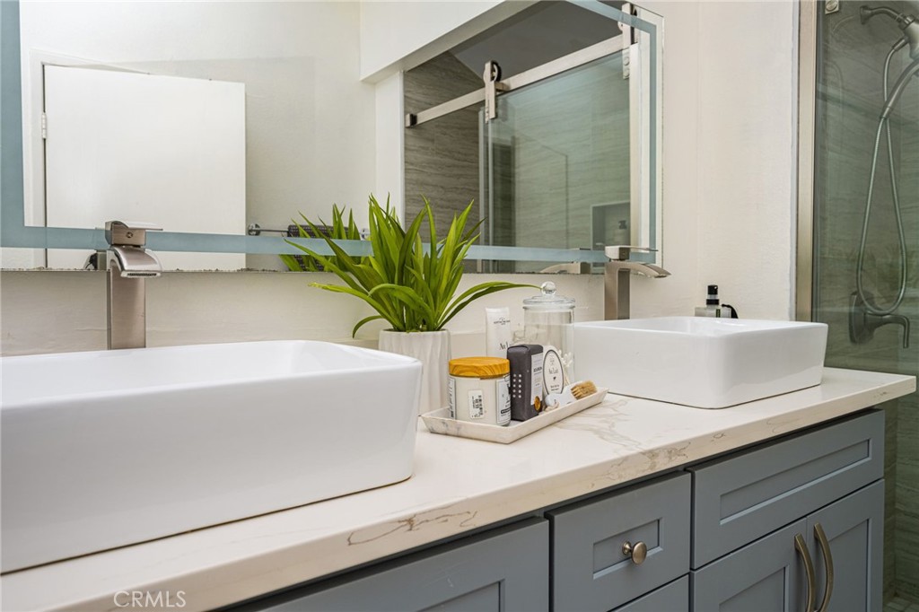 Primary bathroom dual vanity - 621 W Fletcher 24, Orange CA 92865 - photo 36