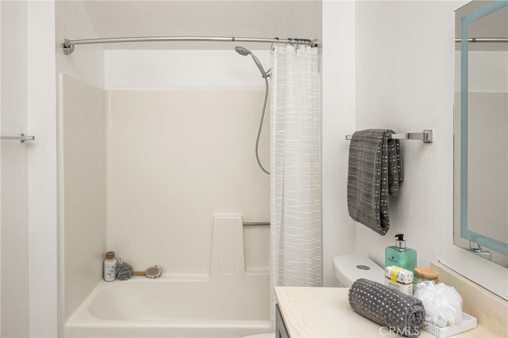 Second bathroom tub and shower - 621 W Fletcher 24, Orange CA 92865 - photo 45