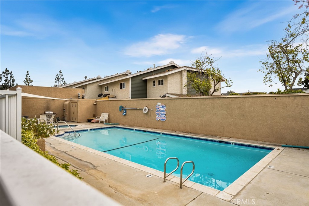 Community pool & spa - 621 W Fletcher 24, Orange CA 92865 - photo 51