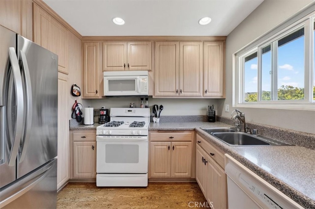 660 S Glassell 12, Orange CA 92866 - photo 10