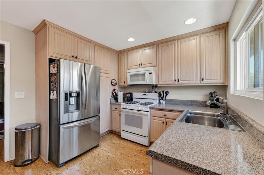 660 S Glassell 12, Orange CA 92866 - photo 11