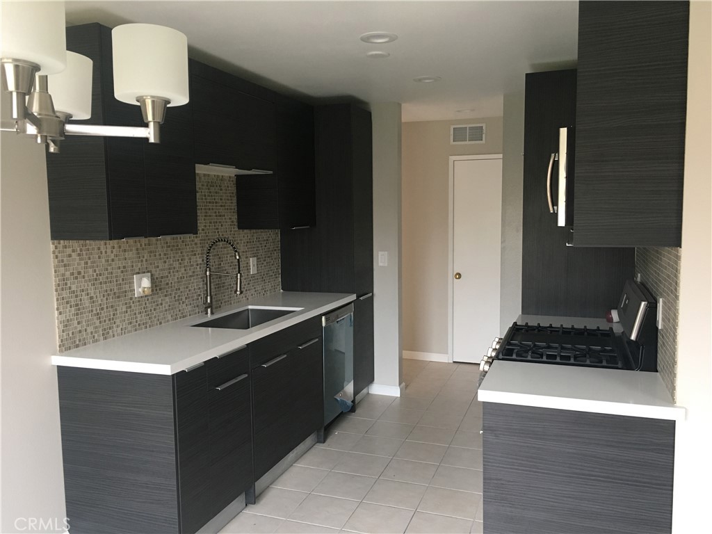 700 W La Veta Avenue G8, Orange CA 92868 - photo 1