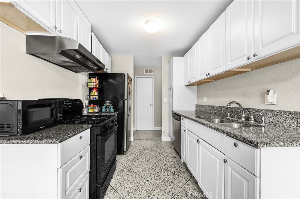 700 W La Veta C6, Orange CA 92868 - photo 15