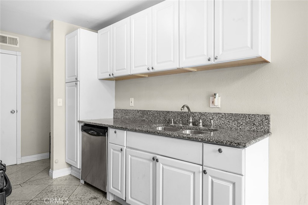 700 W La Veta C6, Orange CA 92868 - photo 16