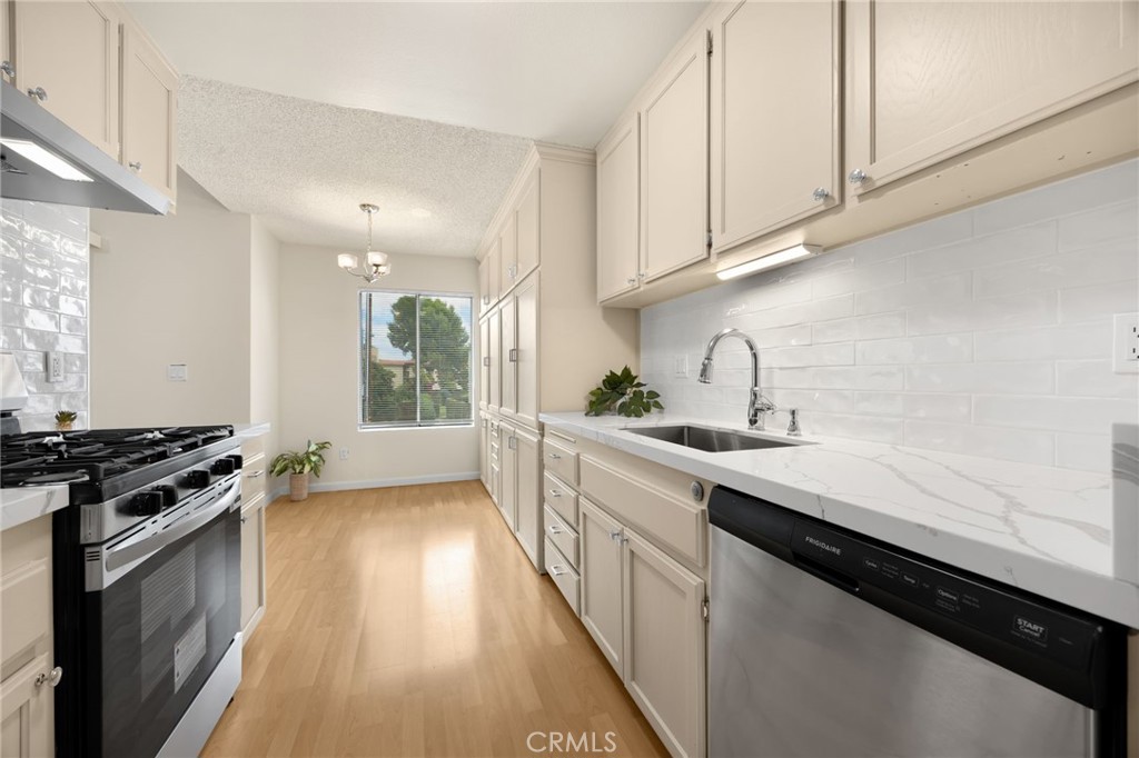 Wow! look at the updated kitchen! - 700 W La Veta I-8, Orange CA 92868 - photo 1
