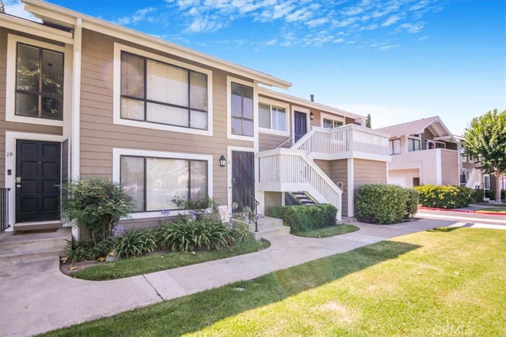 700 W Walnut Avenue 17, Orange CA 92868 - photo 1