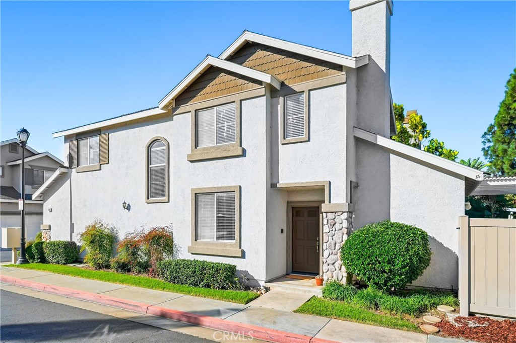 WELCOME TO 756 N SIAVOHN DR, LOCATED IN THE HUNTINGTON GATED COMMUNITY! - 756 N Siavohn, Orange CA 92869 - photo 1