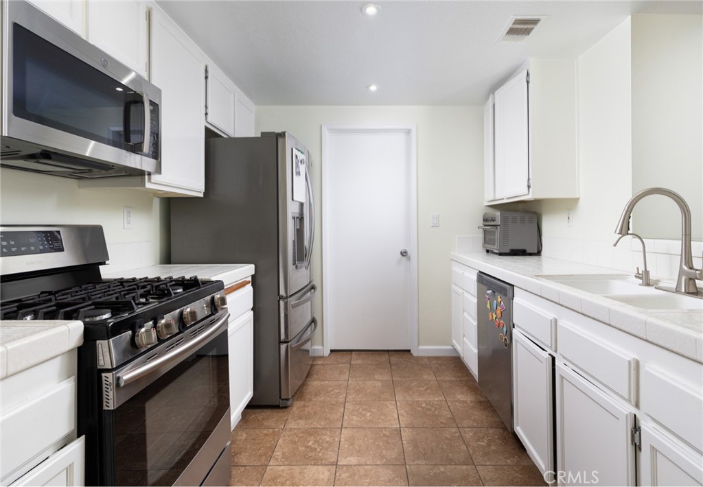 112 Eisenhower, Placentia CA 92870 - photo 8
