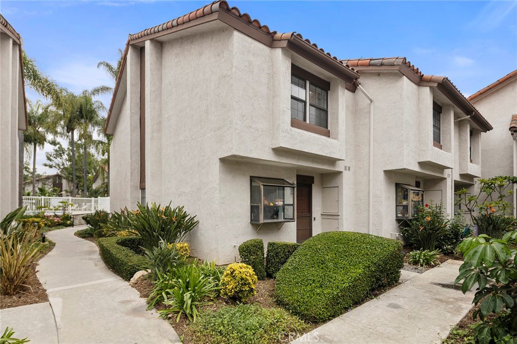 Welcome to Placentia Lakes and 312 Molokai Drive - a desirable end-unit property. - 312 Molokai, Placentia CA 92870 - photo 1